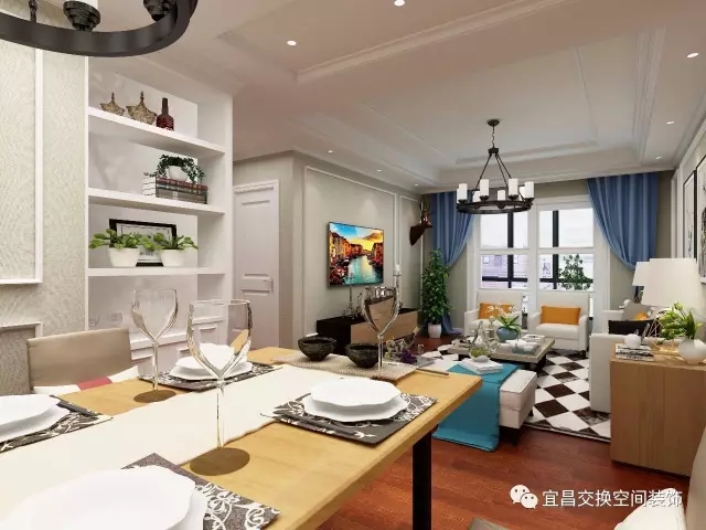 黑白格的地毯為客廳做了很好的區域劃分，陽臺與客廳的透明玻璃門設計讓室內光線通透，微微合攏的窗簾，見證著精致而蒼老的光陰，桌椅沉穩端正，承載起生活的美好。