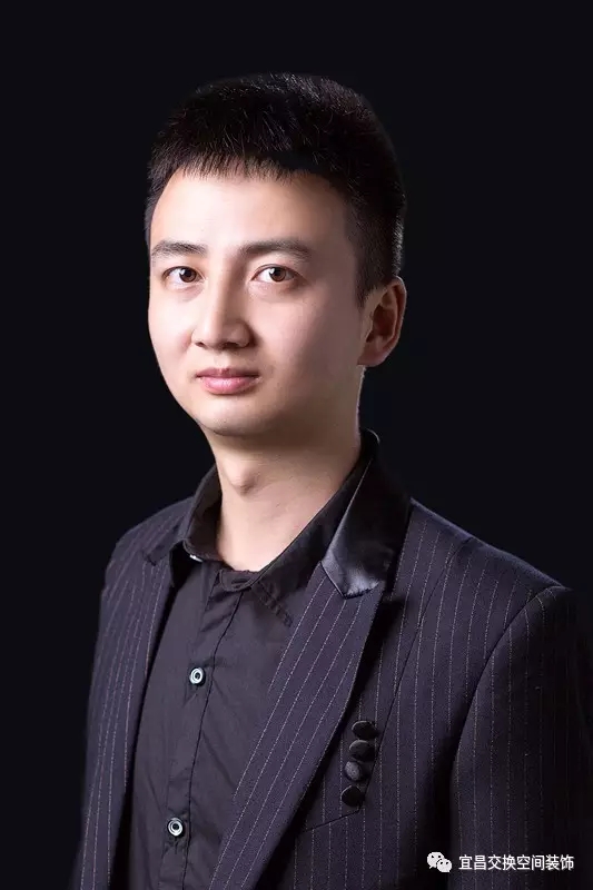 趙寶雄
國家注冊室內設計師
中國室內裝飾協會會員
畢業院校：三峽大學
設計理念：設計師不僅是藝術家，更是生活家，要學會生活，享受生活，品味生活，才能把設計帶到真實的生活中。
經典案例：江山多嬌/御江一品/碧桂園/金色海岸/虹橋國際/香山福久源/中建宜昌之星/三峽花苑等