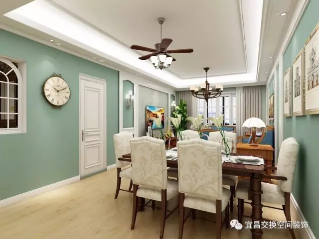 餐廳設計，原木餐桌搭配白色暗紋軟包餐椅，體現美式的精致，沒有繁復的空間布局，顯得非常現代且實用，無論是客廳的吊燈，還是腳下的地板，都沒有瑣碎多余的設計，簡約柔和，讓人感覺溫暖且舒適。