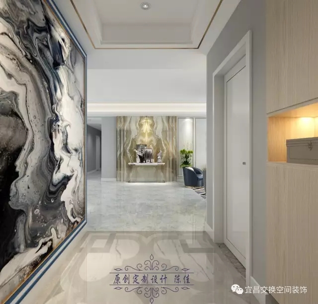 玄關設計，寬敞大氣之感迎面而來，左邊藝術，抽象畫裝飾了整面墻壁；右邊生活，收納柜的設計實用而整潔。