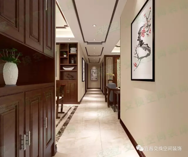 進(jìn)門看見(jiàn)玄關(guān)處的擺設(shè)，就可以看出房間是中式裝修風(fēng)格，精美的古樸木質(zhì)玄關(guān)柜，古色古香的裝飾畫，令人印象深刻。