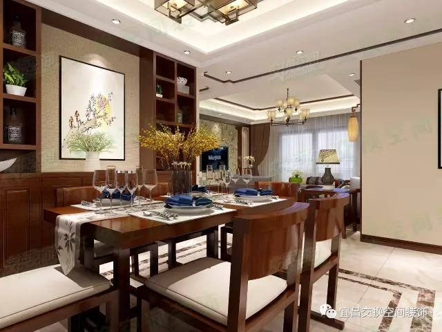 客餐廳的格調(diào)統(tǒng)一和諧，原木餐桌椅、餐邊柜的搭配，在燈光的襯托下，顯得空間很有檔次。餐邊柜也擺放了綠植，顯得很清新，營(yíng)造了一個(gè)舒適優(yōu)雅的用餐氛圍。